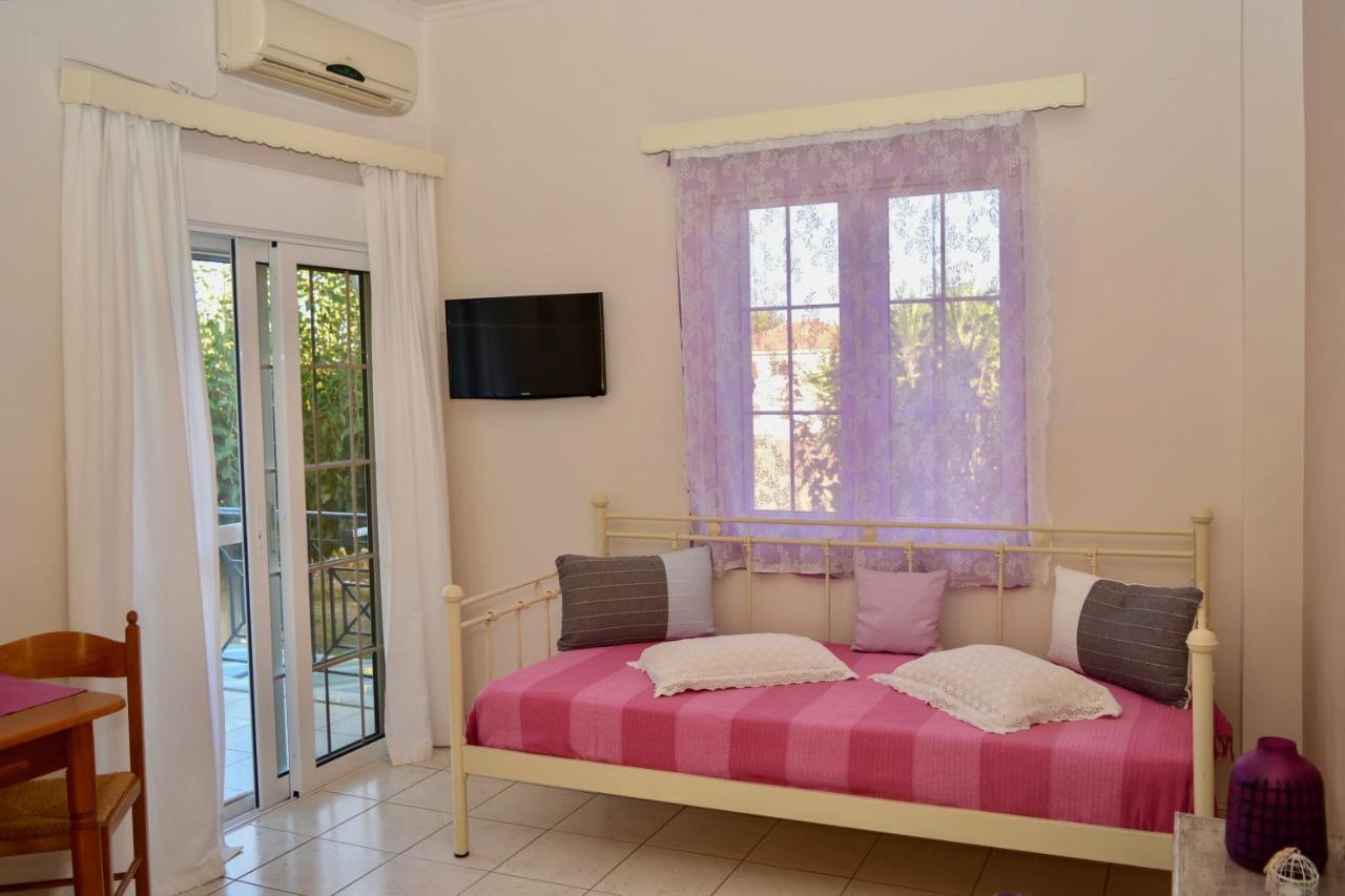 Troumpas Family Rooms & Apartments Leonídion Exterior foto
