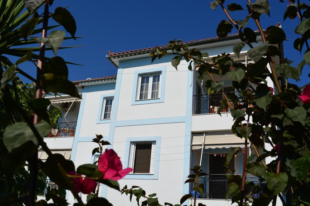 Troumpas Family Rooms & Apartments Leonídion Exterior foto